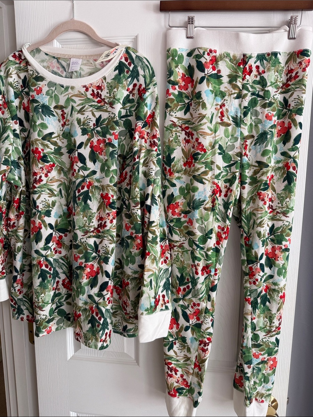 Cream Green & Red Botanical Long Sleeve Pajama Set Christmas 2x NWT gorgeous! 68